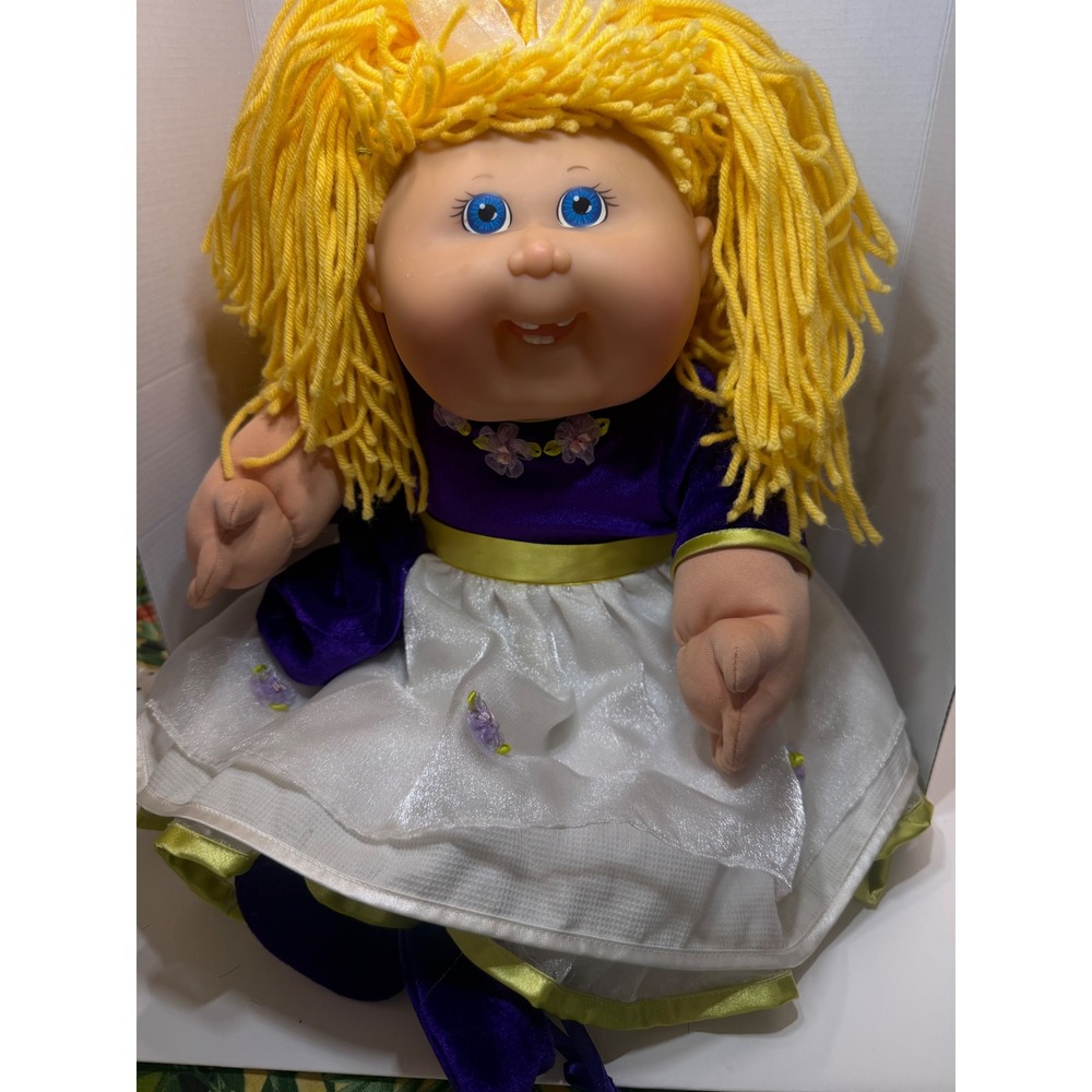 Cabbage Patch Kids 2001 Toys R Us Exclusive Yellow Yarn Hair Blue Eyes Doll
